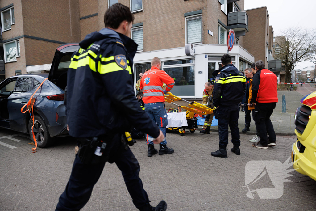 Fietsster bekneld onder auto na aanrijding