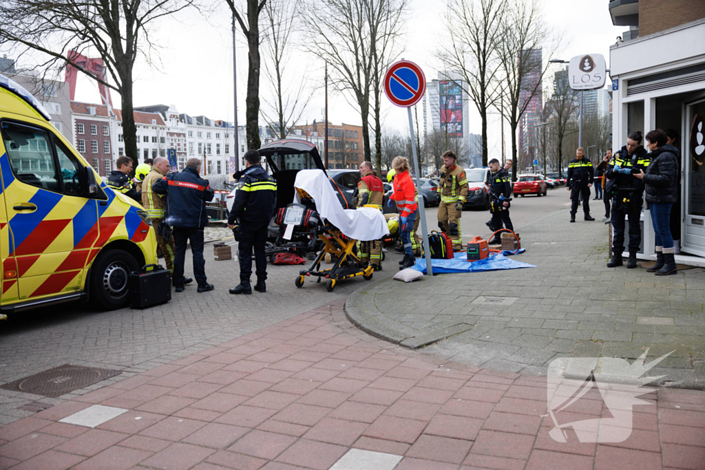 Fietsster bekneld onder auto na aanrijding