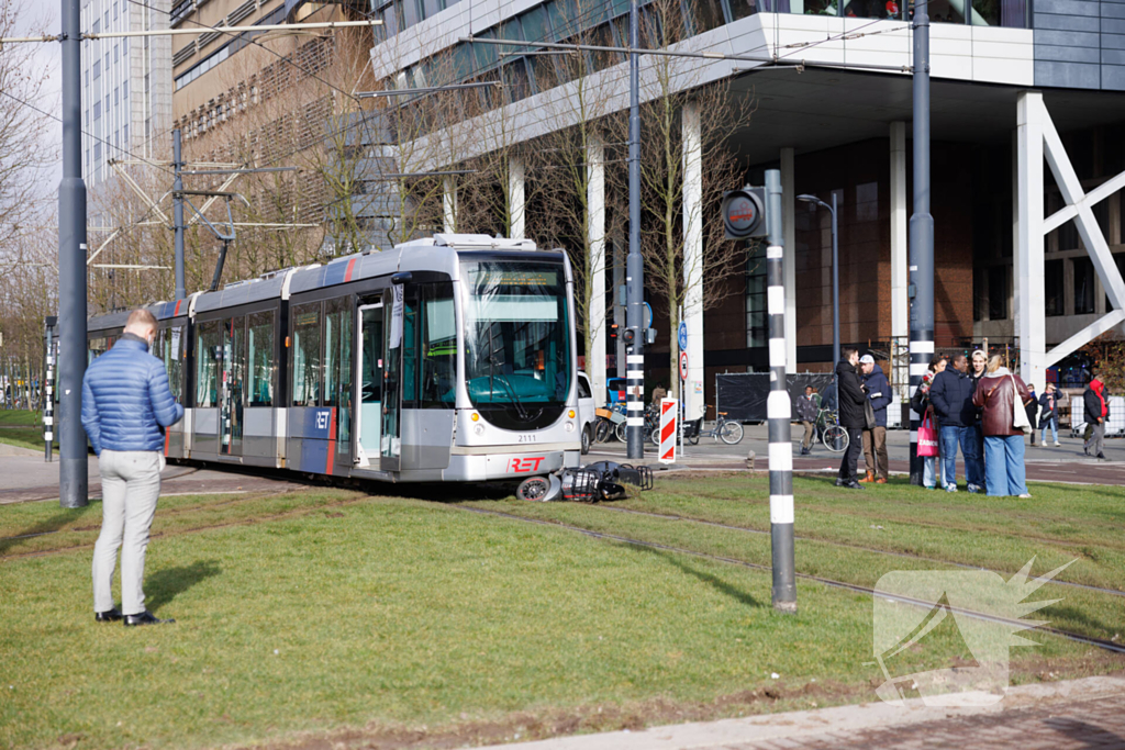 Scooterrijder komt in botsing met tram