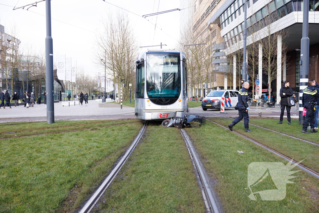 Scooterrijder komt in botsing met tram