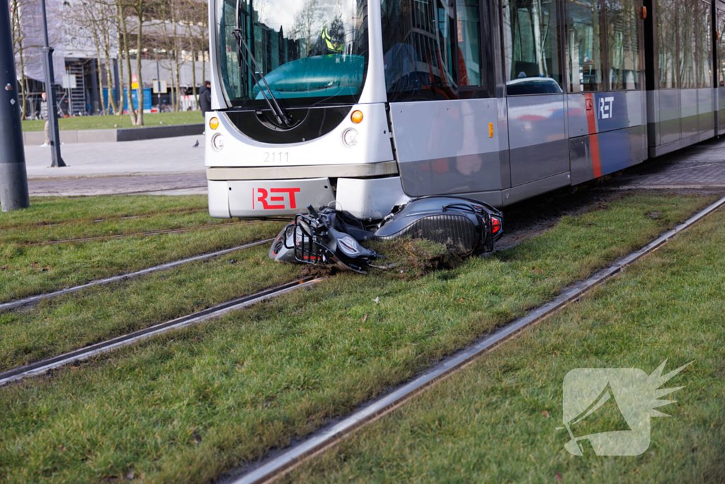 Scooterrijder komt in botsing met tram