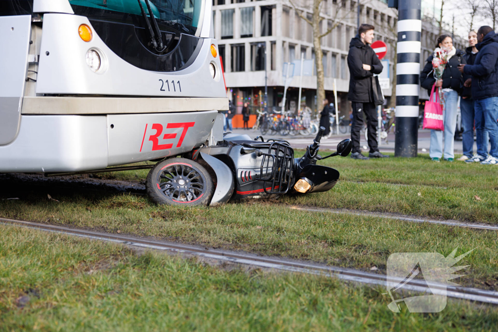 Scooterrijder komt in botsing met tram