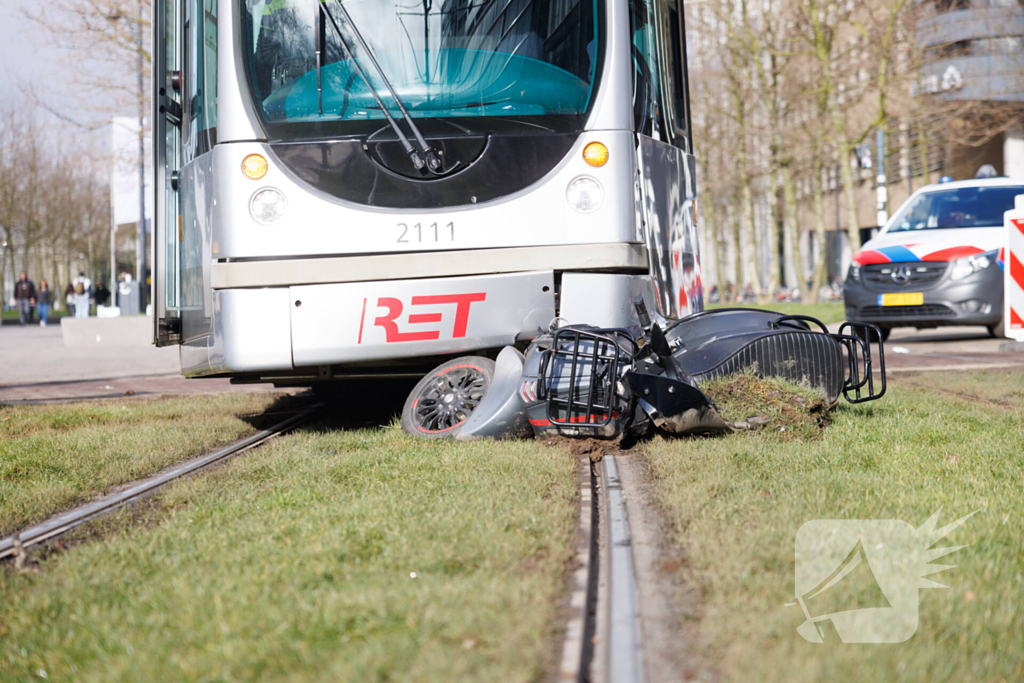 Scooterrijder komt in botsing met tram