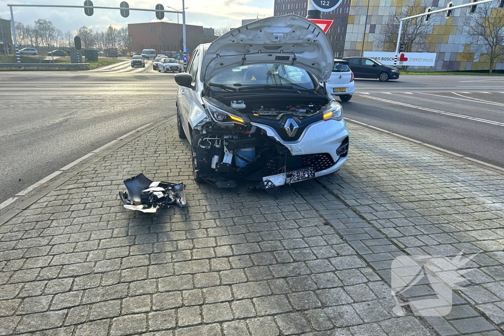 Flinke schade bij botsing tussen twee auto's