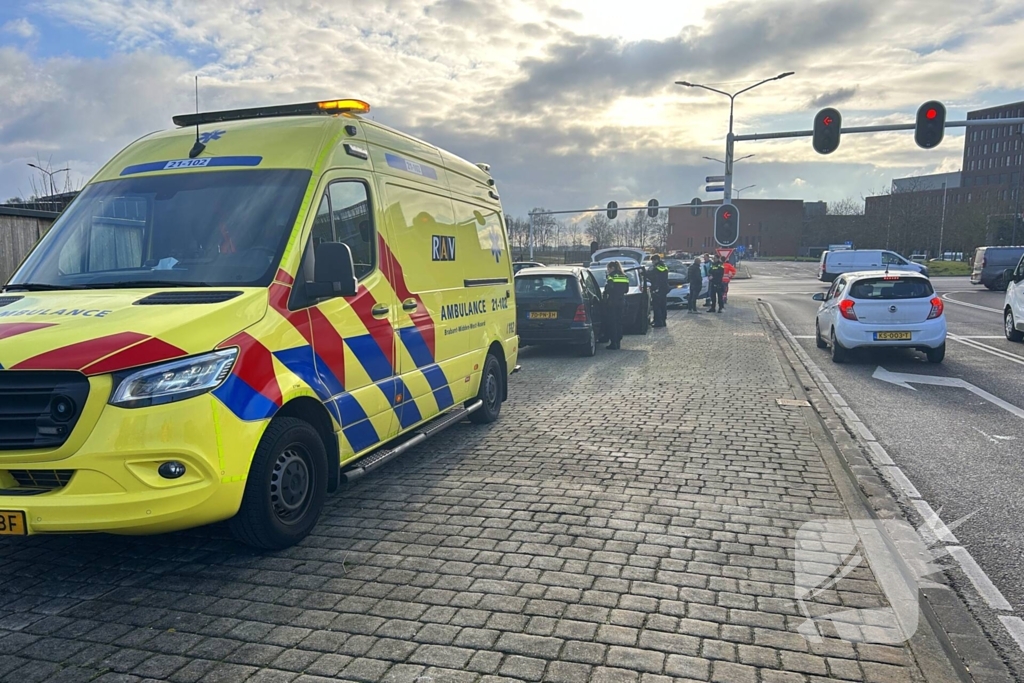 Flinke schade bij botsing tussen twee auto's