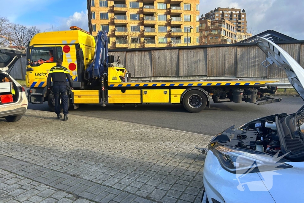 Flinke schade bij botsing tussen twee auto's
