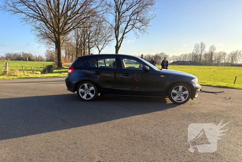 Auto belandt in weiland door botsing