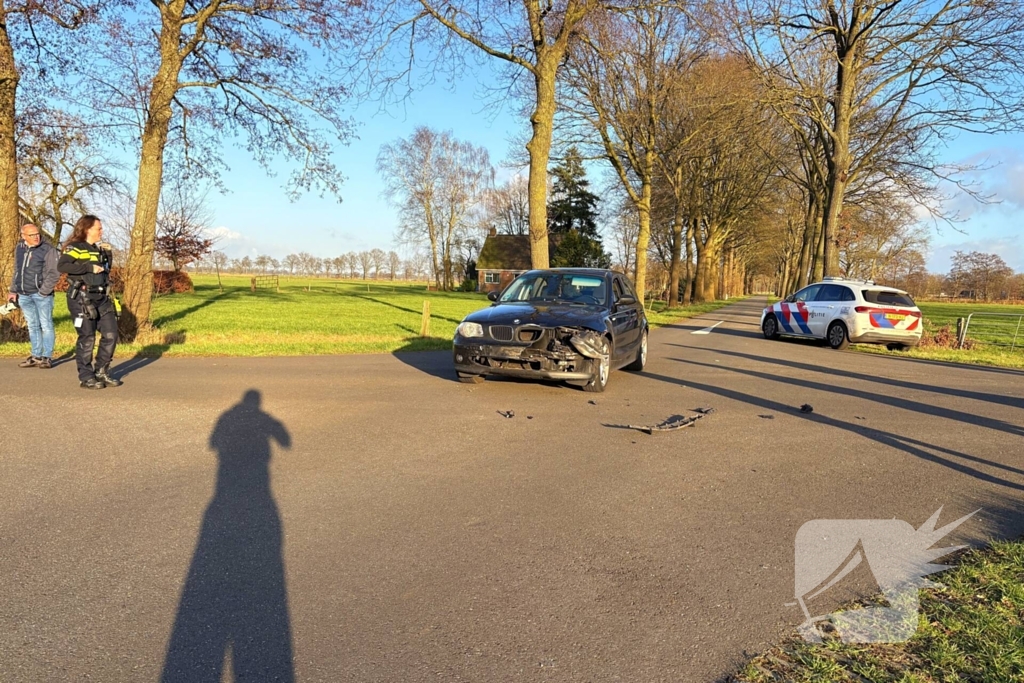 Auto belandt in weiland door botsing