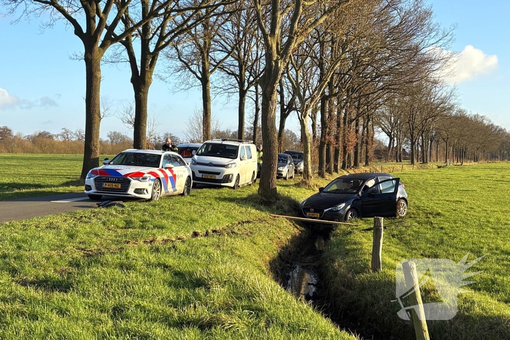 Auto belandt in weiland door botsing