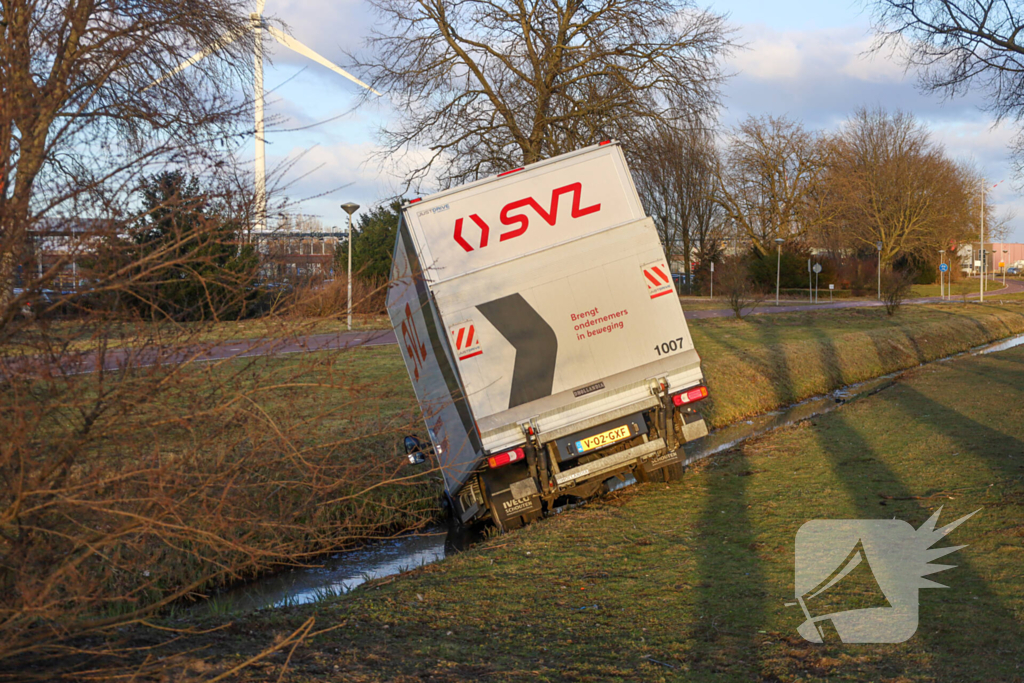 Bakwagen rijdt de sloot in