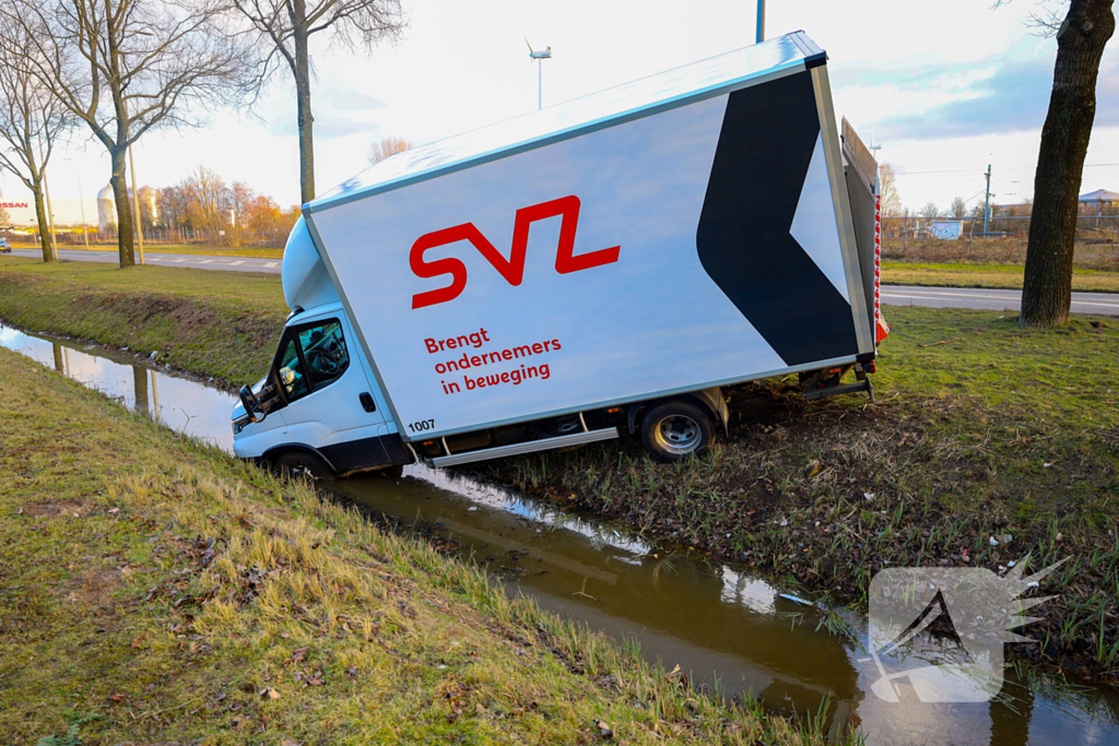 Bakwagen rijdt de sloot in
