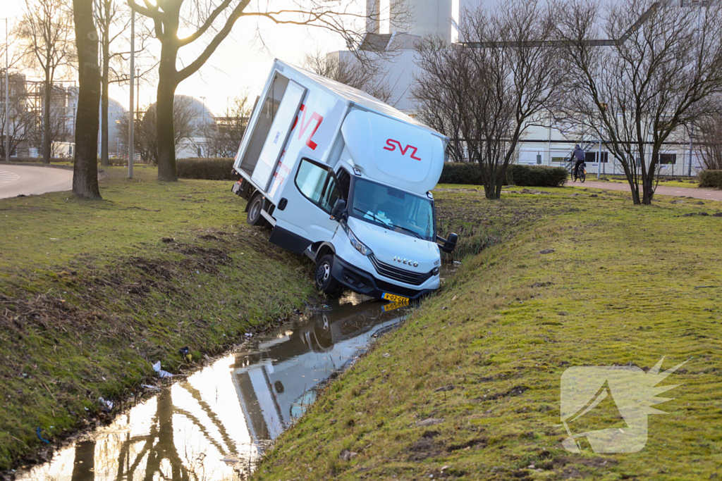 Bakwagen rijdt de sloot in
