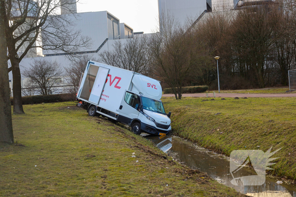Bakwagen rijdt de sloot in