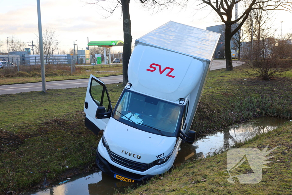 Bakwagen rijdt de sloot in