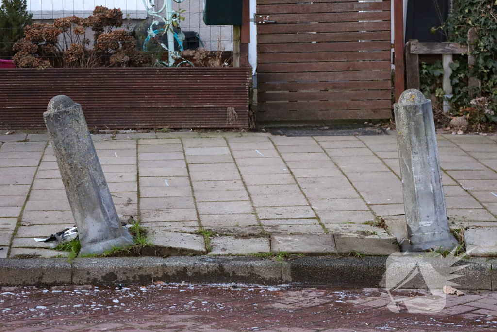 Automobilist rijdt tegen betonnen paal