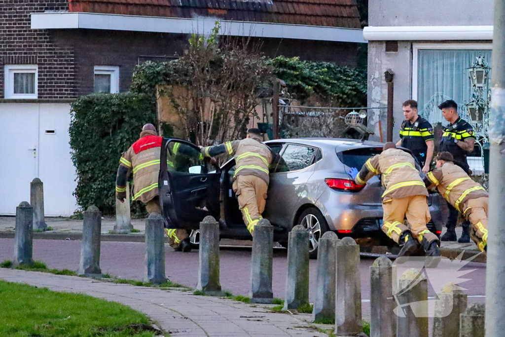 Automobilist rijdt tegen betonnen paal