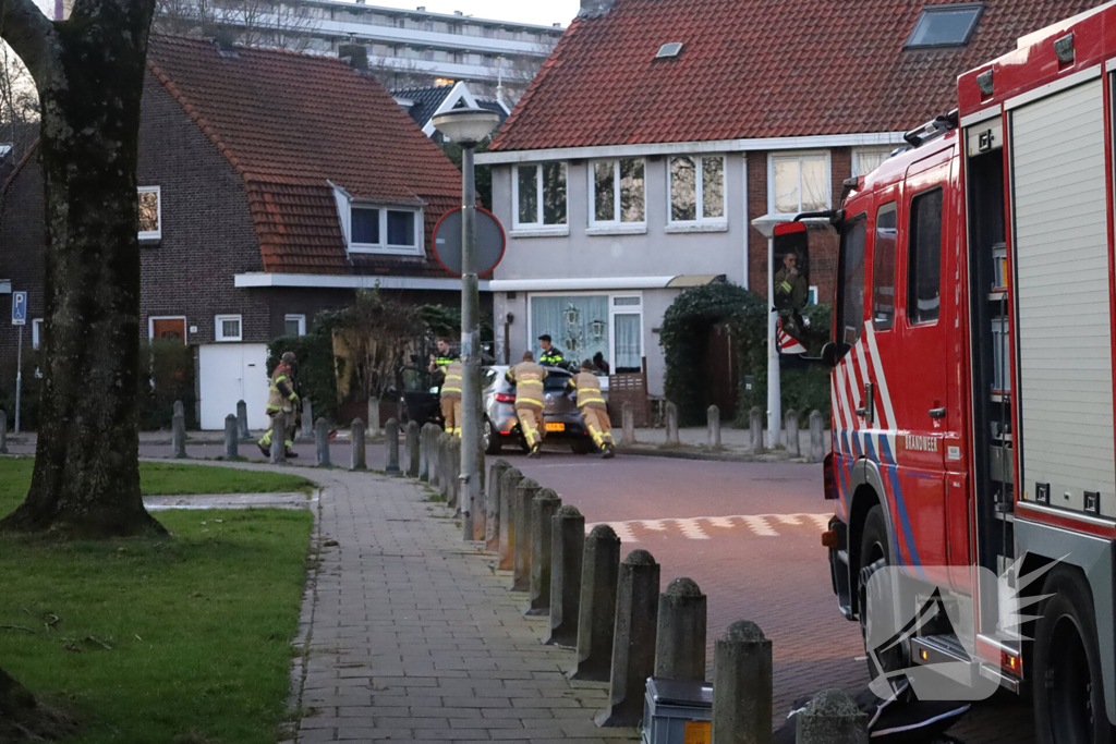 Automobilist rijdt tegen betonnen paal