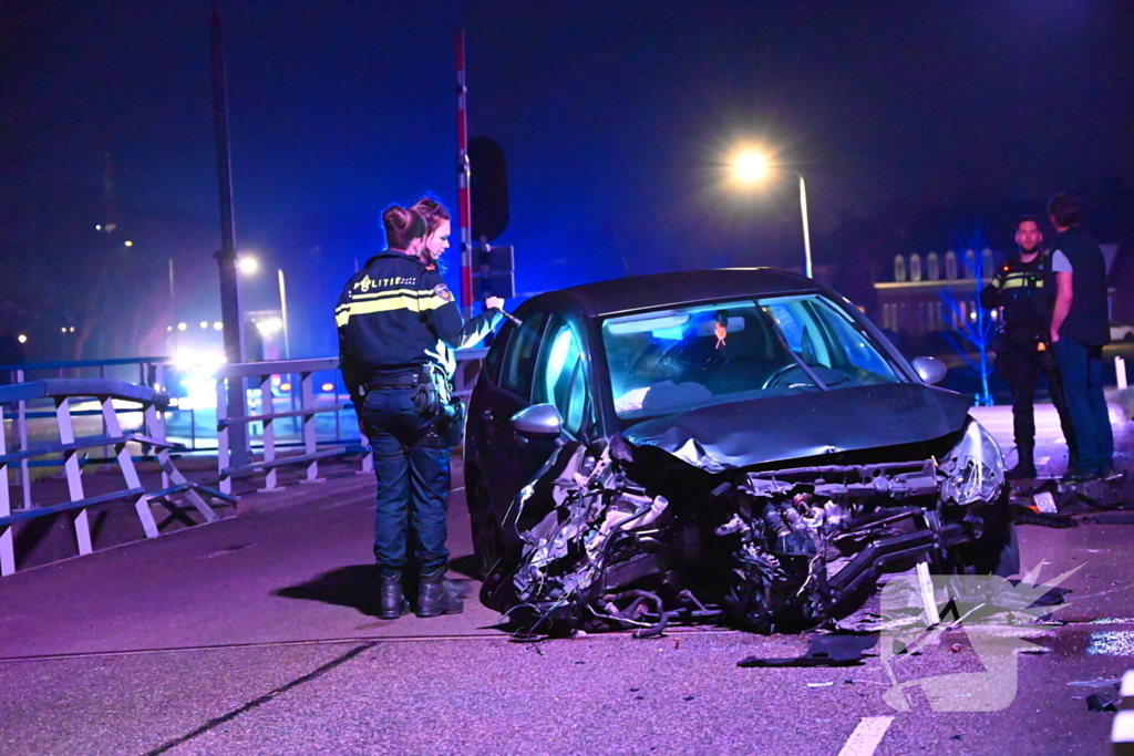 Flinke schade nadat auto tegen brugleuning botst