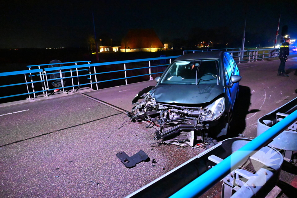 Flinke schade nadat auto tegen brugleuning botst
