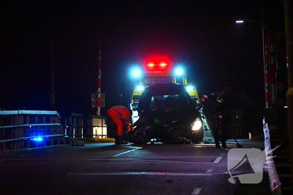 Flinke schade nadat auto tegen brugleuning botst