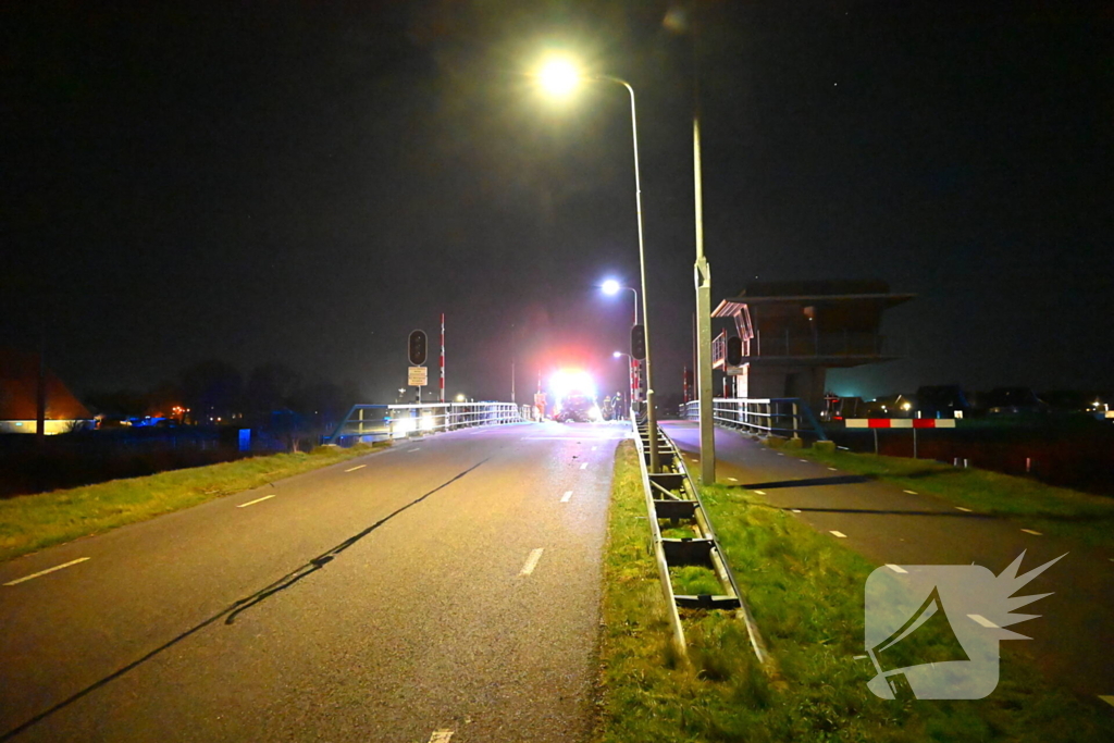 Flinke schade nadat auto tegen brugleuning botst