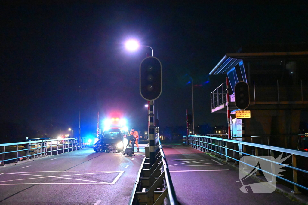 Flinke schade nadat auto tegen brugleuning botst
