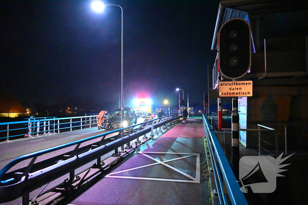 Flinke schade nadat auto tegen brugleuning botst