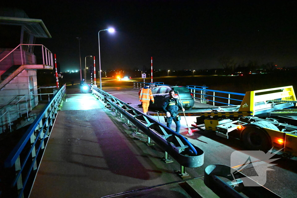 Flinke schade nadat auto tegen brugleuning botst