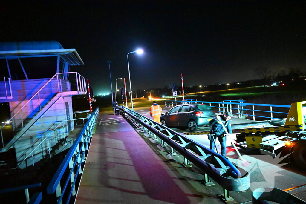 Flinke schade nadat auto tegen brugleuning botst