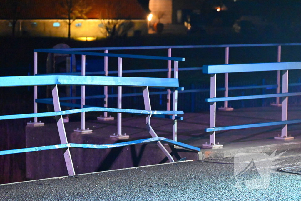 Flinke schade nadat auto tegen brugleuning botst