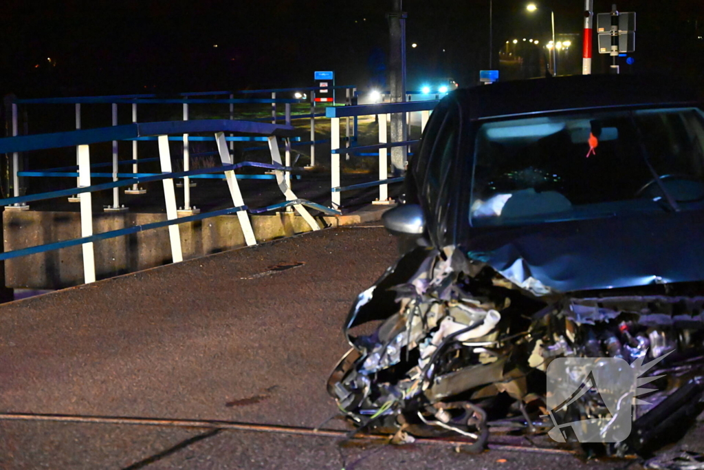 Flinke schade nadat auto tegen brugleuning botst