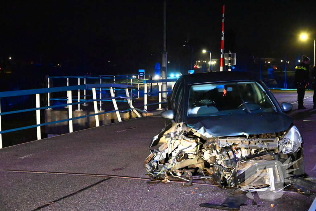 Flinke schade nadat auto tegen brugleuning botst
