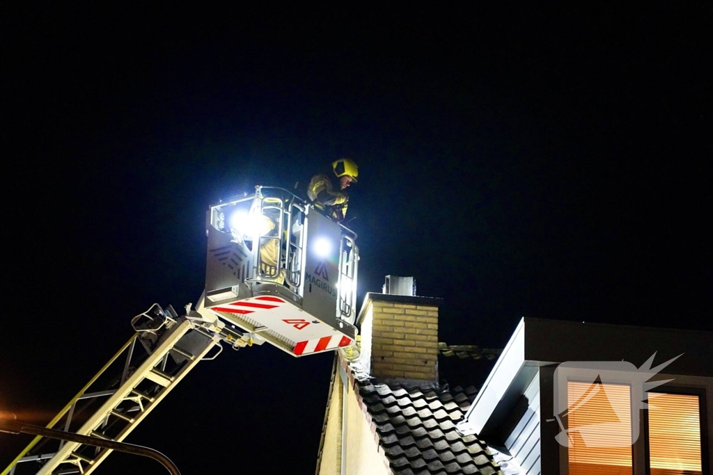 Brandweer inspecteert schoorsteen na brand