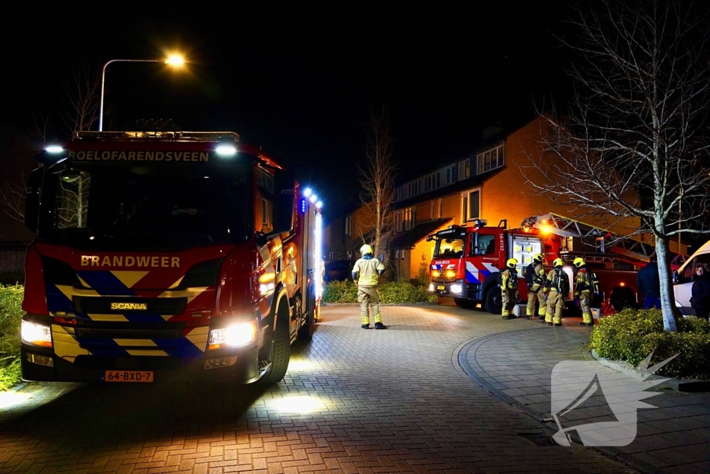 Brandweer inspecteert schoorsteen na brand
