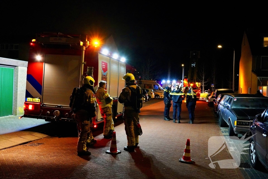 Brandweer inspecteert schoorsteen na brand