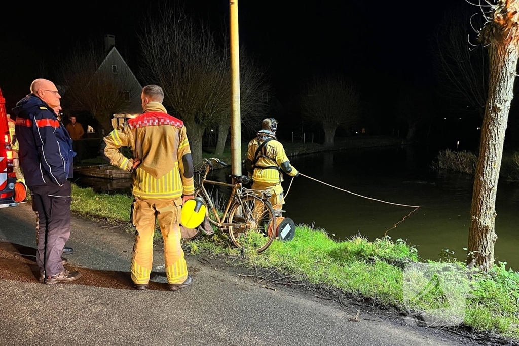 Brandweer zoekt naar persoon in water