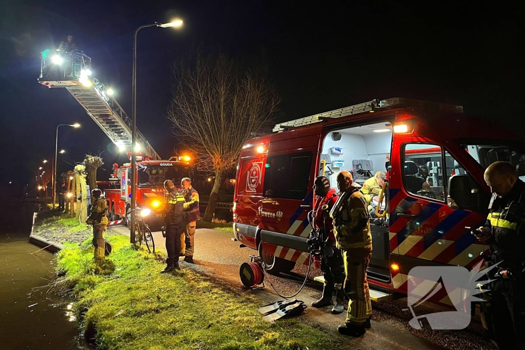 Brandweer zoekt naar persoon in water