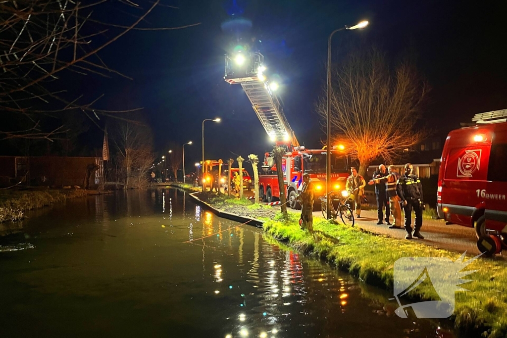 Brandweer zoekt naar persoon in water