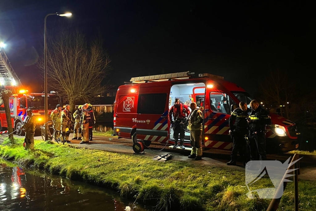 Brandweer zoekt naar persoon in water