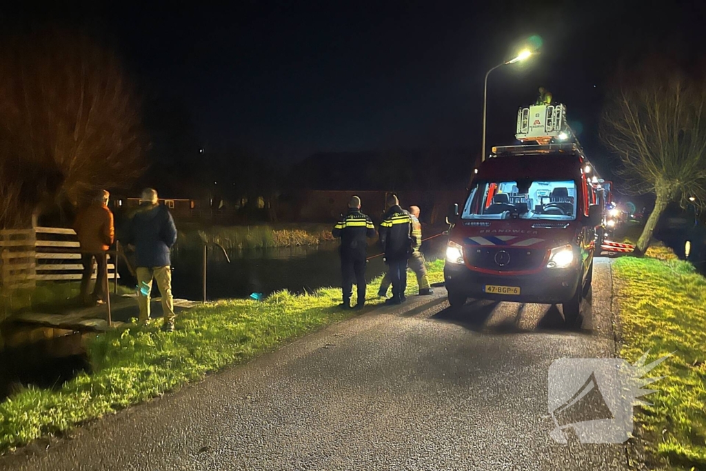 Brandweer zoekt naar persoon in water