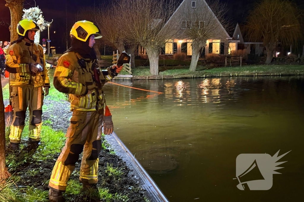 Brandweer zoekt naar persoon in water