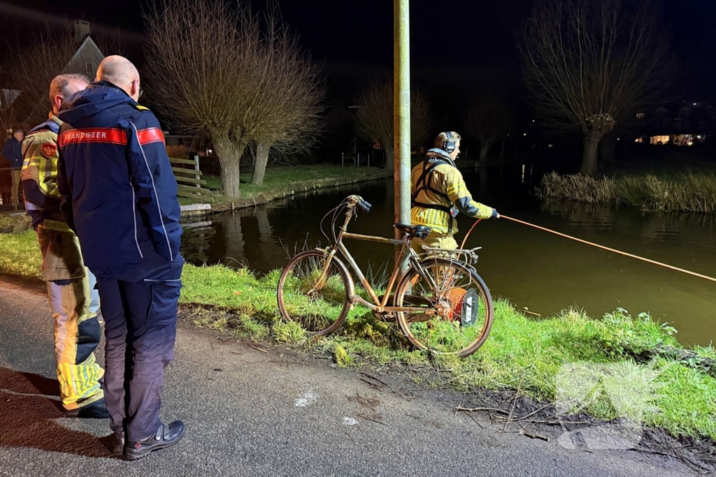 Brandweer zoekt naar persoon in water