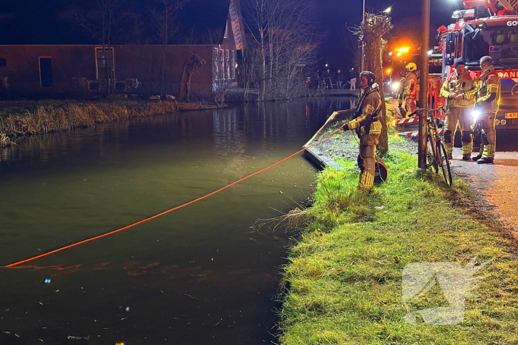 Brandweer zoekt naar persoon in water