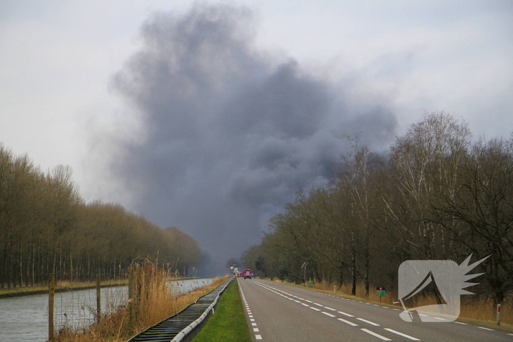 Flinke rook ontwikkeling bij grote brand