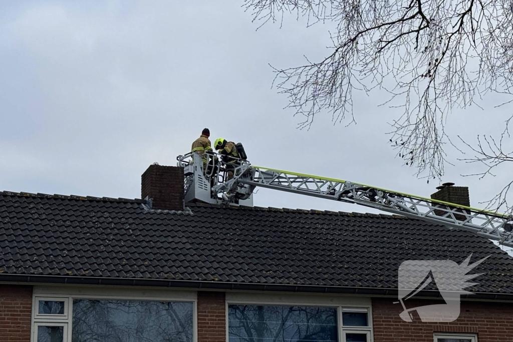 Brandweer inspecteert schoorsteen na brand