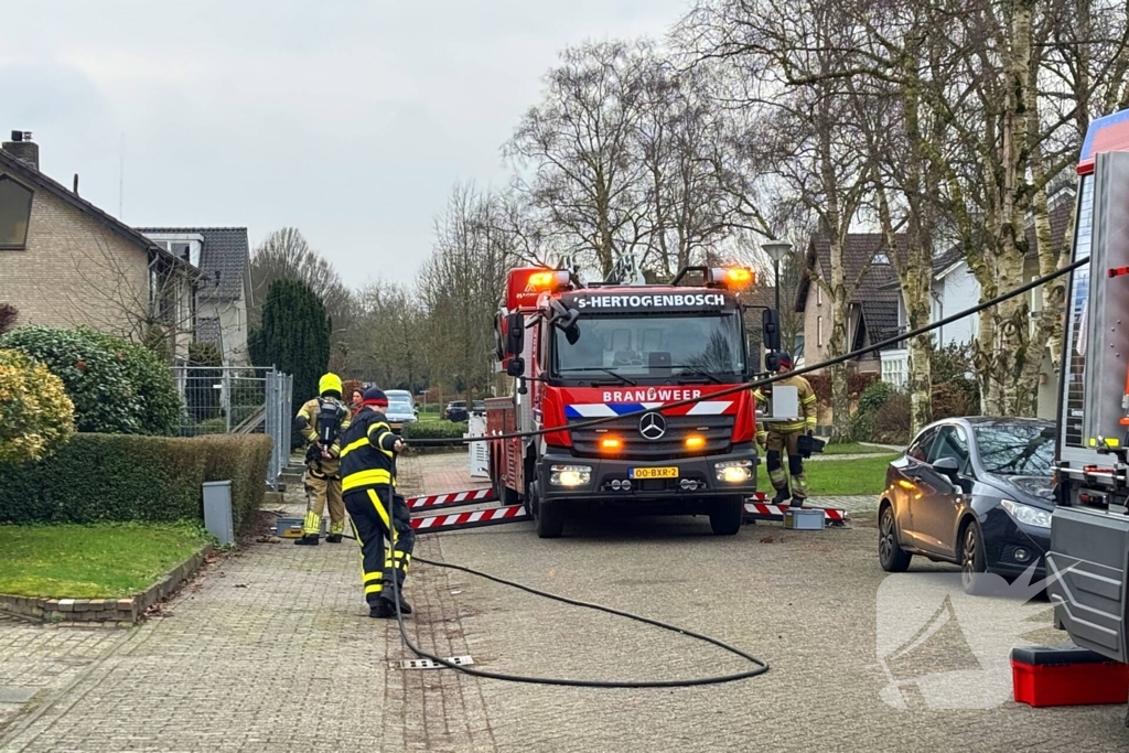 Brandweer inspecteert schoorsteen na brand