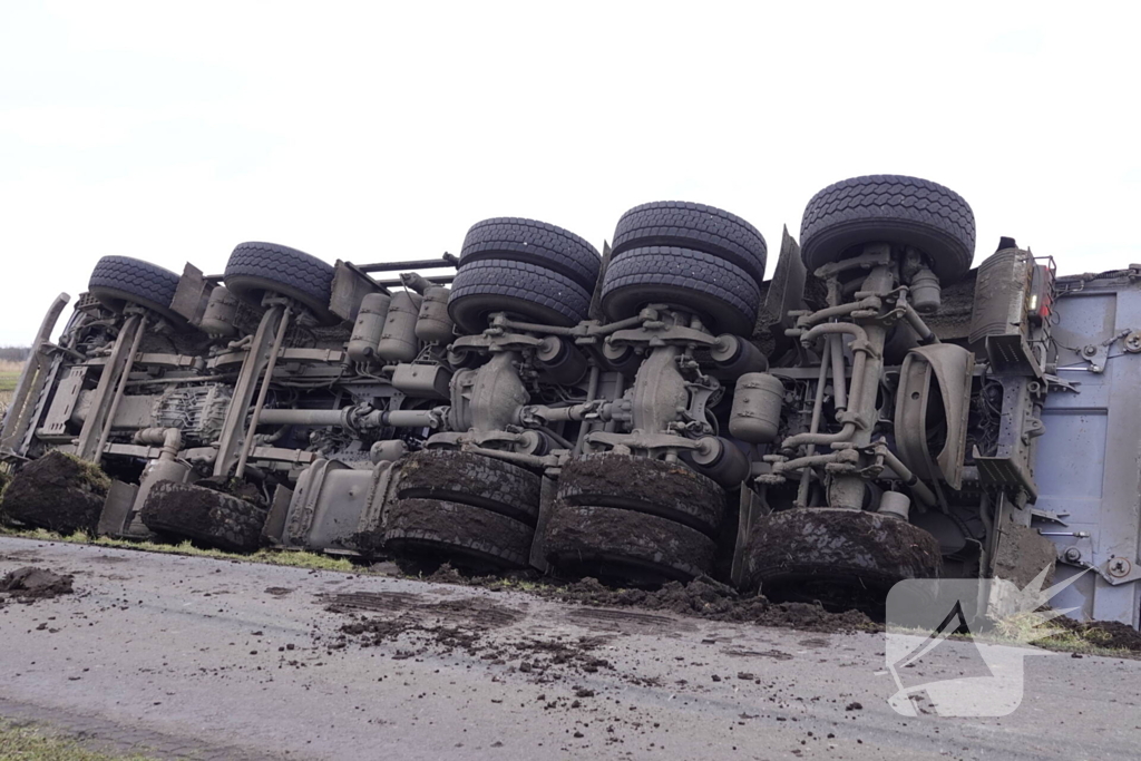 Vrachtwagen kantelt en belandt in sloot