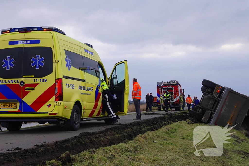 Vrachtwagen kantelt en belandt in sloot