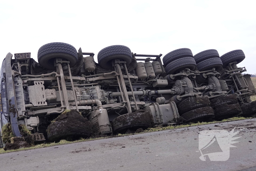 Vrachtwagen kantelt en belandt in sloot