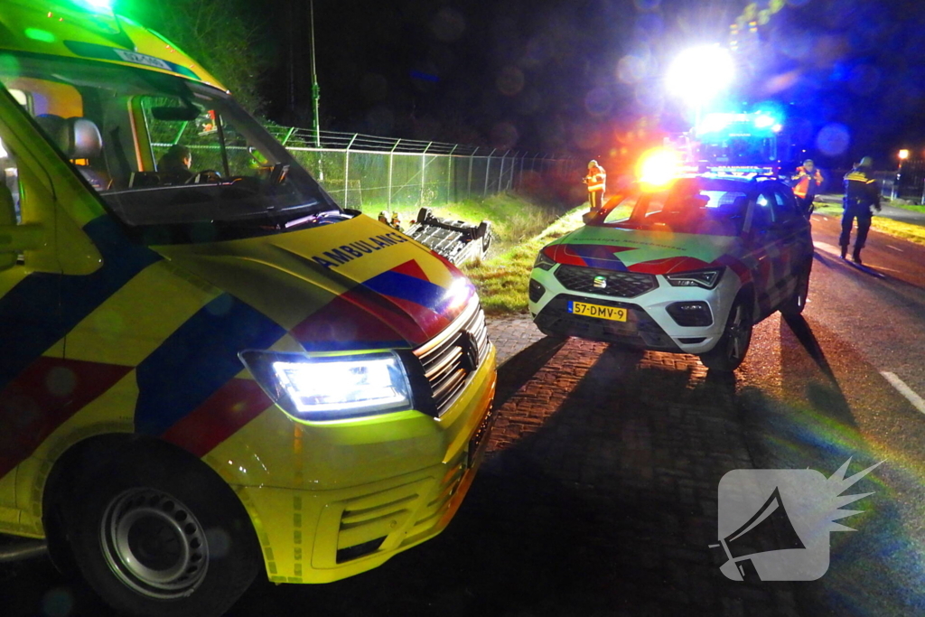 Auto slaat over de kop in de sloot